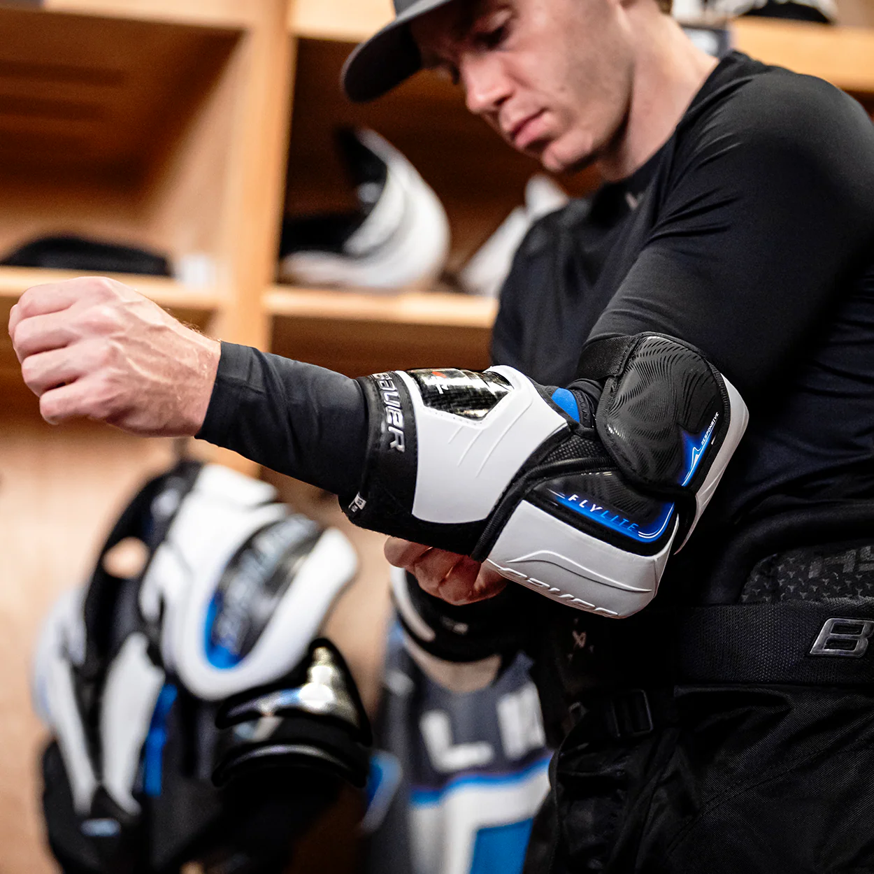 BAUER VAPOR FLYLITE ELBOW PAD INTERMEDIATE - Image 8