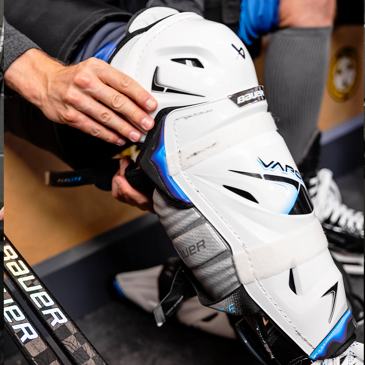 BAUER VAPOR FLYLITE SHIN GUARD SENIOR - Image 3