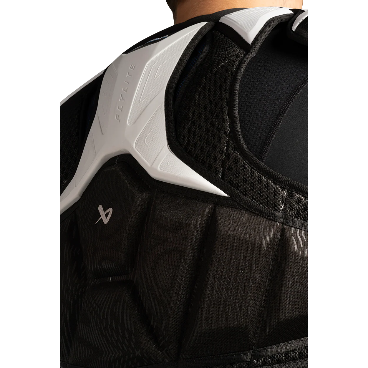 BAUER VAPOR FLYLITE SHOULDER PAD INTERMEDIATE - Image 5