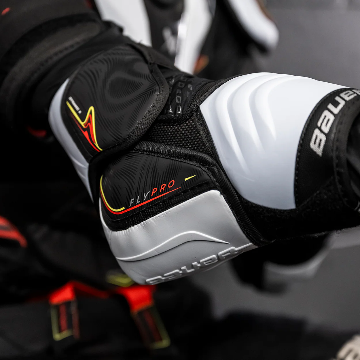 BAUER VAPOR FLYPRO ELBOW PAD SENIOR - Image 3