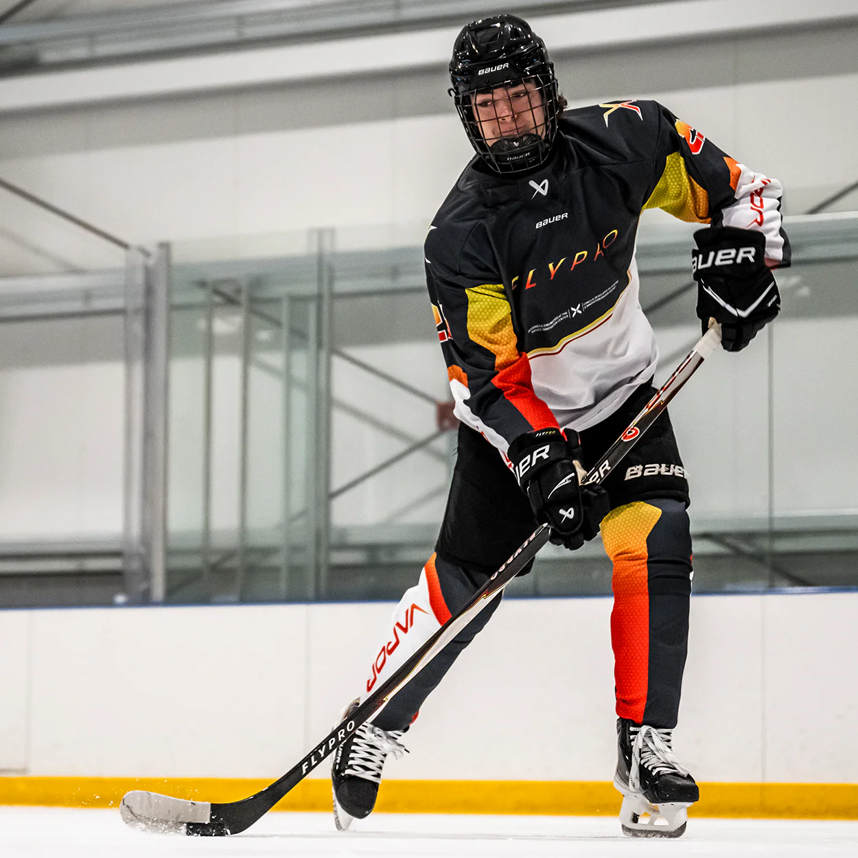 BAUER VAPOR FLYPRO GRIP STICK INTERMEDIATE - Image 10