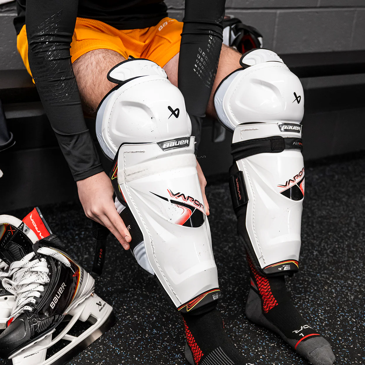 BAUER VAPOR FLYPRO SHIN GUARD INTERMEDIATE - Image 3