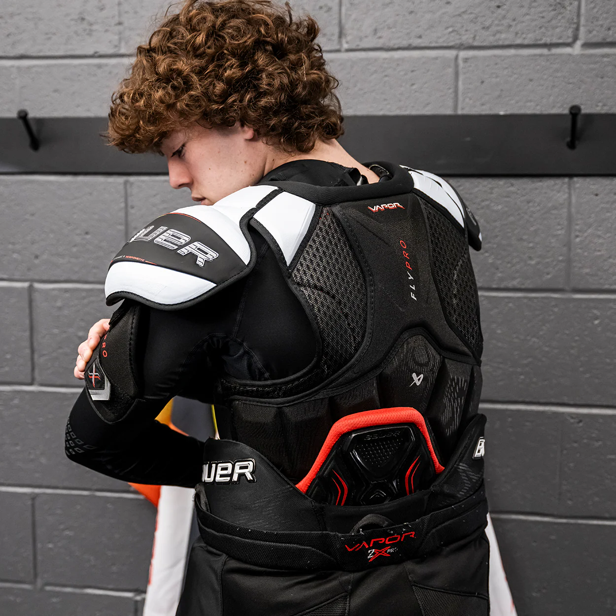 BAUER VAPOR FLYPRO SHOULDER PAD INTERMEDIATE - Image 3